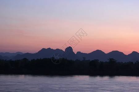 美丽的风景清晨在河上长着双影山和树太阳夏天早晨图片