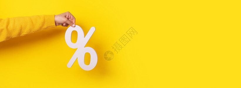 女手持3D白色百分率标志的黄色背景全模拟零售金融的折扣图片