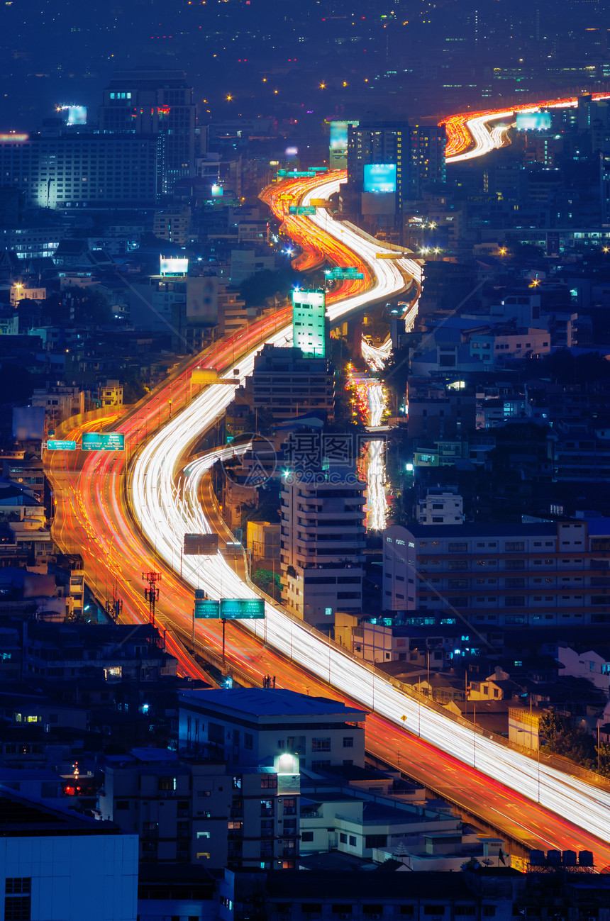 移动城市天空汽车头灯和尾发出的光产生轻小路图片