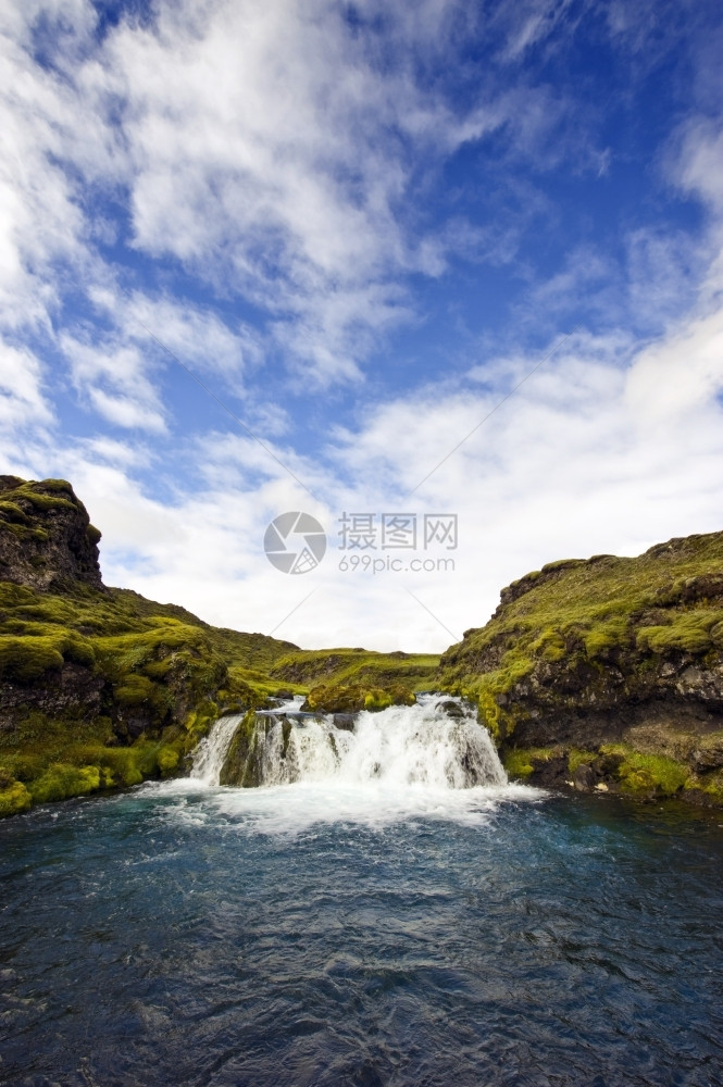 流动冰岛公园Landmannalaugar的一个小型隐藏和蔽的瀑布水翻滚图片