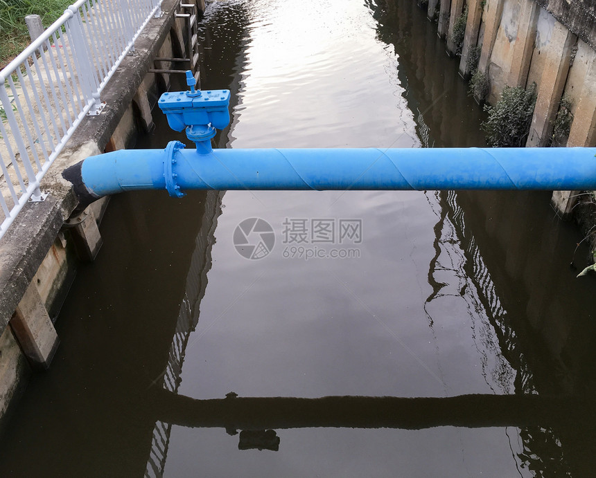 水暖金属管的大气阀门该管在城市地区凝固运河水泵图片