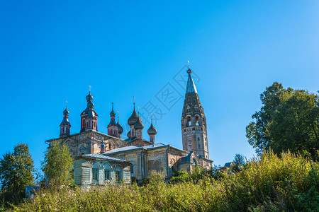清除晴天俄罗斯伊凡诺沃州Parsky村晴朗的日光古东正教堂伊万诺沃图片