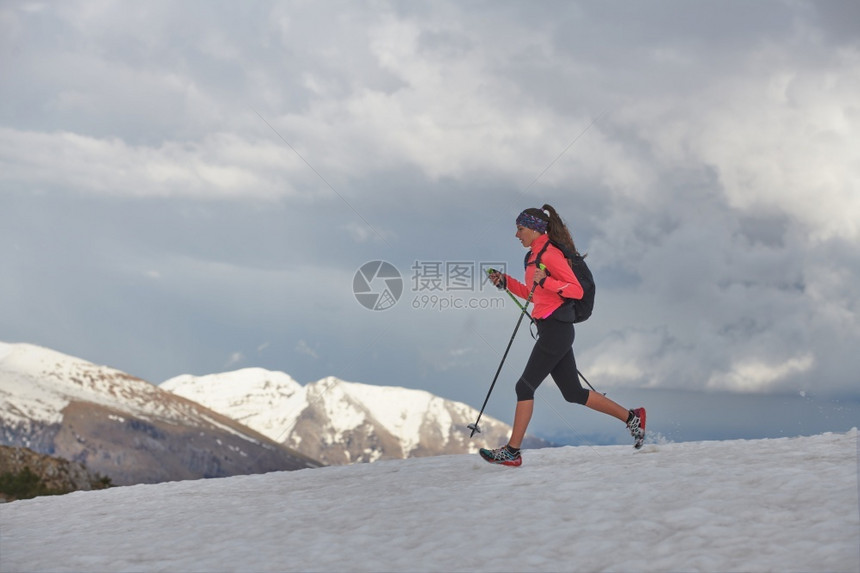 女孩为了运动员在雪上跑去跳天练习自然图片