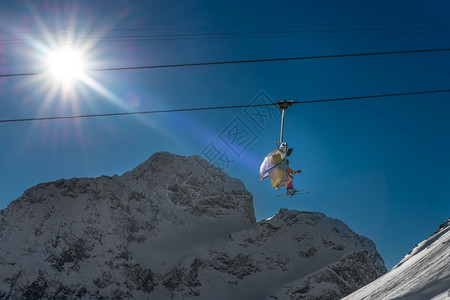 滑雪场的缆车图片
