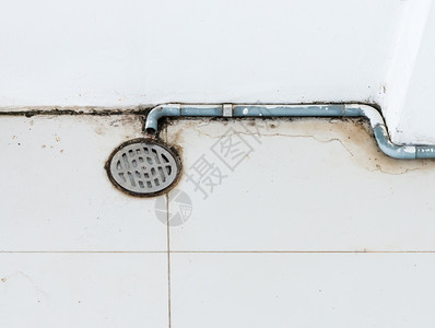 网格空调设备产生的肮脏排水管道户外国内的图片