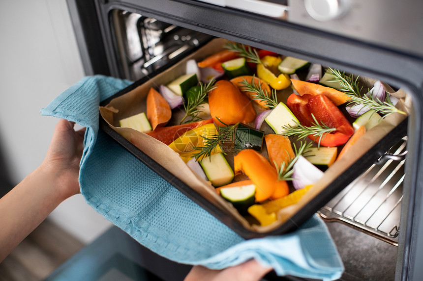 关闭OvenVegan食用蔬菜的燃烧托盘迷迭香健康甜的图片