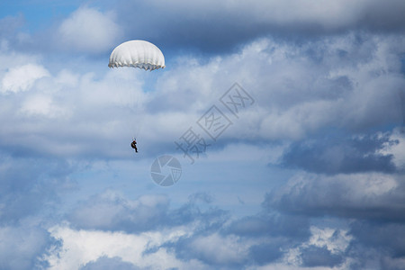 伞兵从上降下白色圆顶伞兵从上降下白色圆顶落天空多于图片