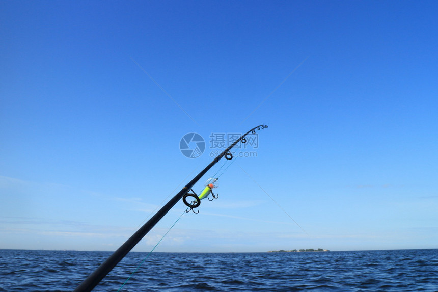 安静圣彼得堡自然钓鱼线拉伸和在海上捕鱼的诱饵图片