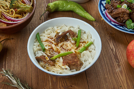 桌子GuriltaaiShul蒙古面条汤烹饪亚洲传统菜类顶视图美味的吃图片