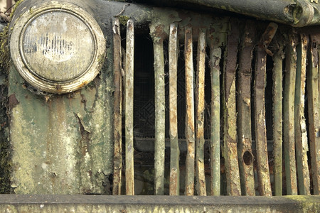格栅底部外的散热器烤炉从一辆老旧的废弃和破碎卡车从上到下生锈图片
