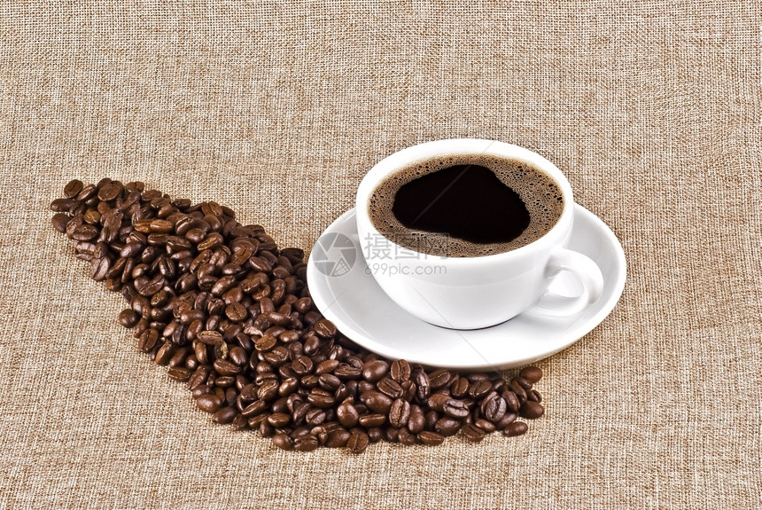 一杯热咖啡和咖啡豆图片