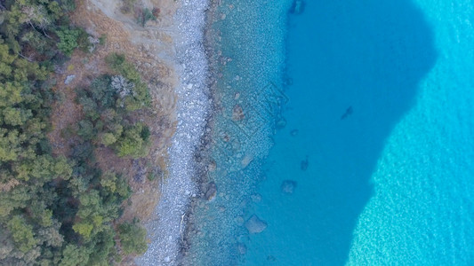 云环境空中对美丽的海岸线俯冲观察高架图片