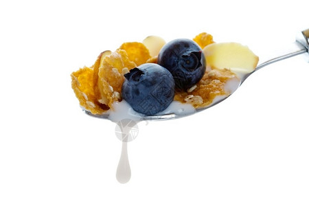 燕麦水果谷物配有松脆杏仁和新鲜蓝莓白底生的果片一勺图片