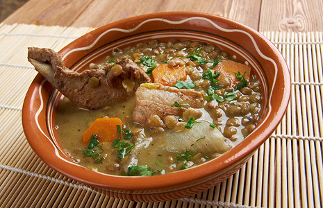 豆类法式土汤和扁迪扬芥末菜晚餐第戎酱图片