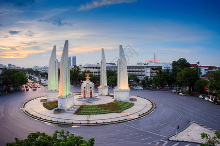 泰国的民主纪念碑曼谷黄光闪耀的民主纪念碑时刻泰国民主纪念碑交通外部的街道背景