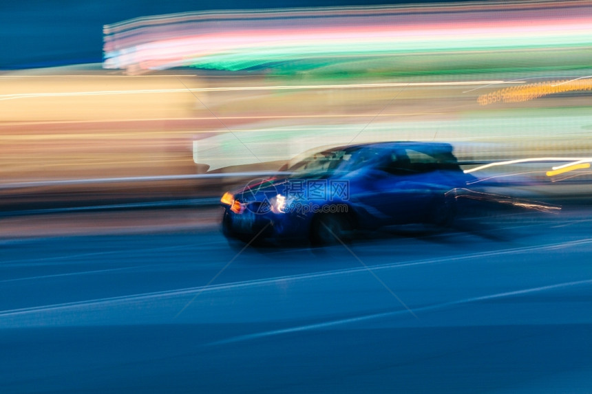 蓝色运动车在一片模糊的城市景象中灯路一种图片