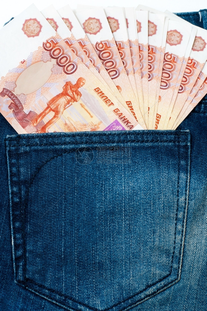 信用纸5千卢布的钞票是牛仔裤口袋里最大的俄罗斯便条蓝色的图片