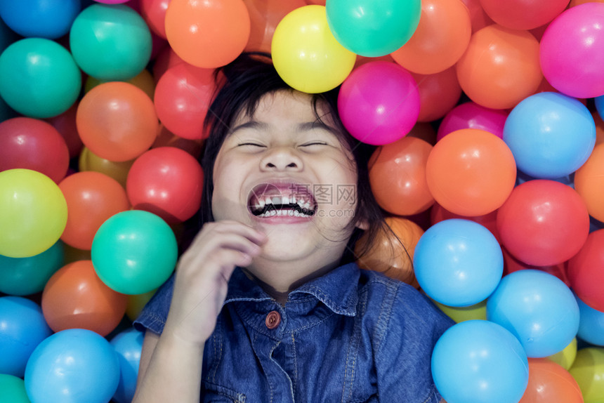 齿年轻的泰国在球池上充满多彩的孩子们快乐情绪图片