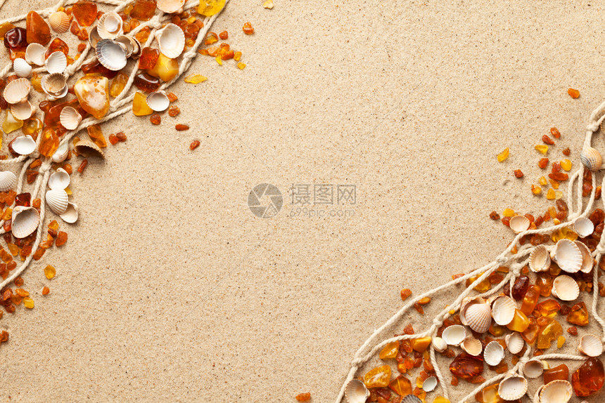 美丽结石海沙背景上的琥珀和贝壳空间平面顶部视图美丽的图片