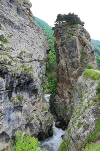 秋天管夏季高加索山脉河流相片照高度图片