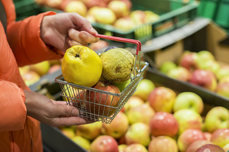 在超市购买苹果和梨子在商店买苹果和梨子丰富多彩的食物红色图片