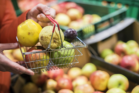 黄色的绿在超市购买苹果和梨子在商店买苹果和梨子卖图片