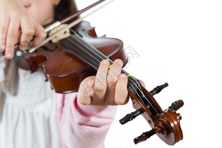 丫头玩天才在音乐学校里拉小提琴姑娘模型背景
