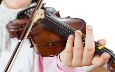 玩女孩天才在音乐学校里拉小提琴图片