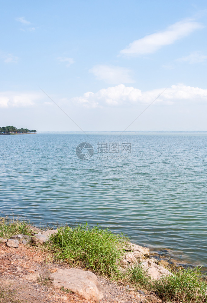 天空水库与大储油层小浪相伴的清新湖泊宁静图片