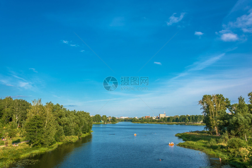 在城市公园伊凡诺娃的乌沃德河上在一个炎热阳光明媚的夏日俄罗斯自然天夏图片