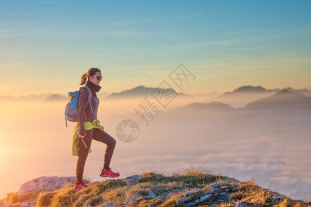 冒险在云海的山脊上徒步旅行独自一人的女孩徒步旅行者积极的图片