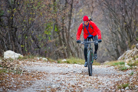 骑自行车森林假期秋天在泥土路上骑着山车图片