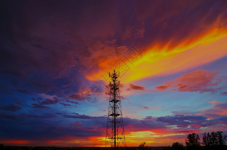 夕阳下的电信塔剪影美丽的天空剪影电信塔日落联系雷达图片