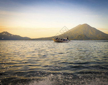 旅行在阿提特兰湖的旅游船喷水自然中央图片