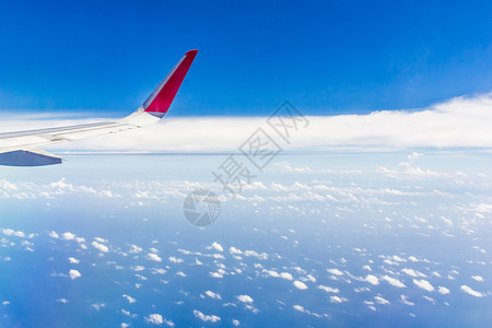 地球平面窗口中的云和天空视图高的地平线图片