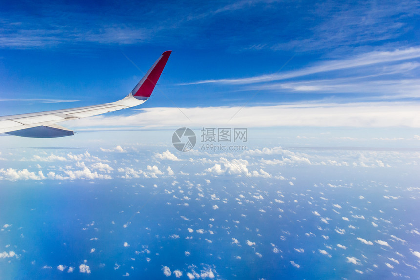航空平面窗口中的云和天空视图高度飞图片
