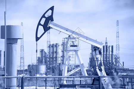 西伯利亚地点石油化工厂和天然气工业背景的油罐式泵喷口巴斯塔图片