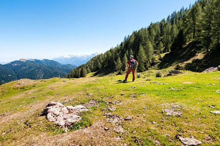 远足景观徒步旅行山上登者进目标成功自由和就概念图片