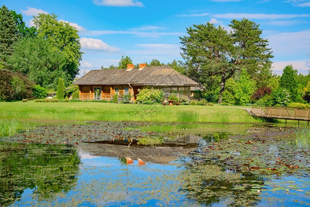 景观人们欧洲农村池塘附近的房子池塘附近的房子图片