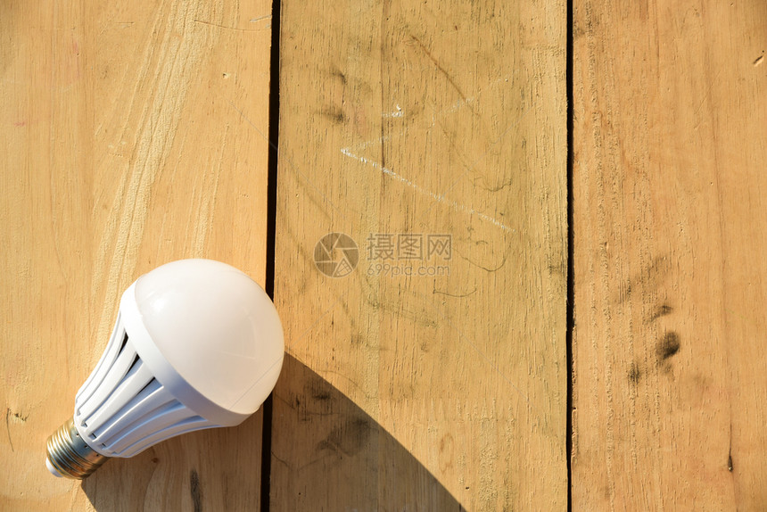 电气创新木地板上挂灯电泡图片