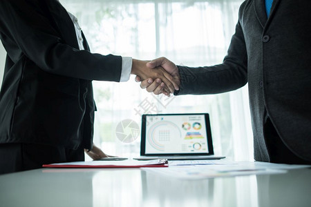 在职的人们工作商握手与他的合伙人达成交易协议图片