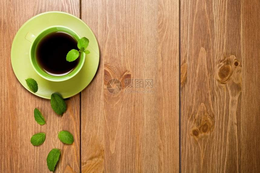 木制的黑色早餐绿杯茶薄荷和木桌背景的薄荷叶图片