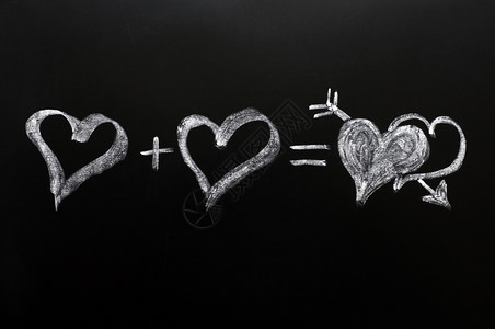 心对意味着爱画在黑板上的粉笔抽象丘比特绘画图片