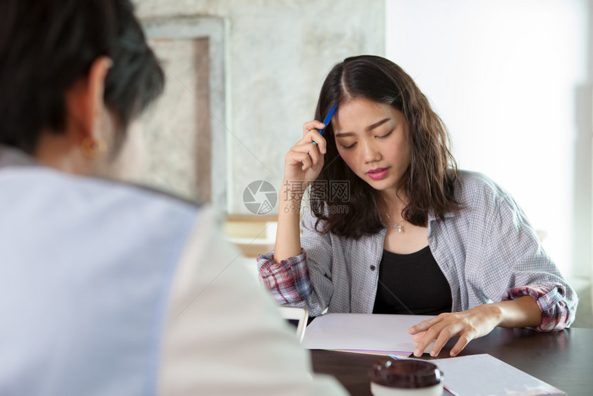 认真思考家庭问题的年轻亚洲青妇女的脸部问题患病的会计泰国图片