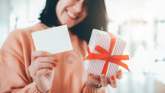 空白的爱带着色空卡和礼品盒的快乐笑女人白纸牌和专为文字定制的空白卡生日背景图片