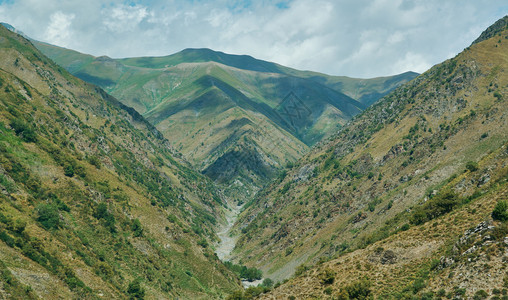 天经过吉尔斯坦西部贾拉勒阿巴德地区山公路夏天图片