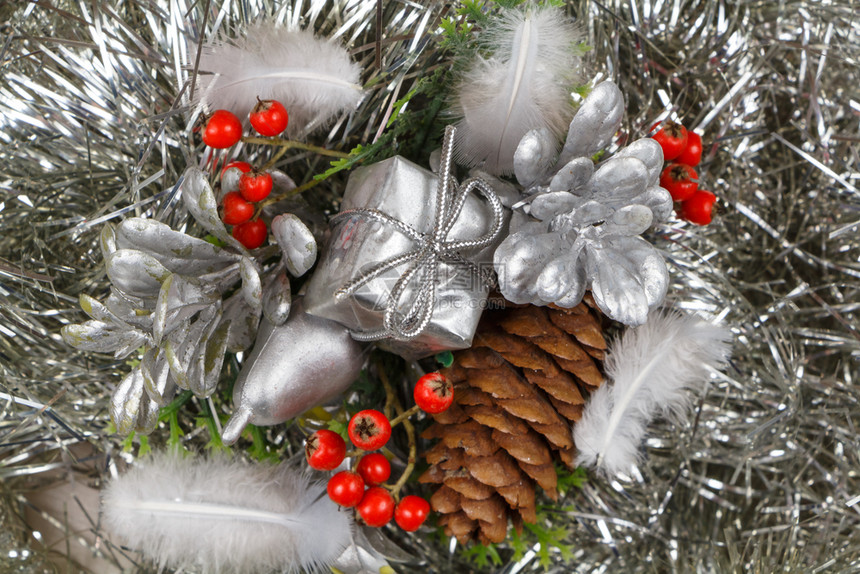 十二月礼品红莓果和松放在银色的罐子上作为圣诞节的装饰品冬天传统图片