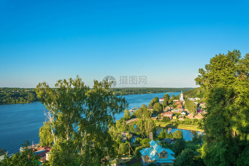 俄罗斯古代城市普列的全景在日落光线下俄罗斯景观绿色普莱图片
