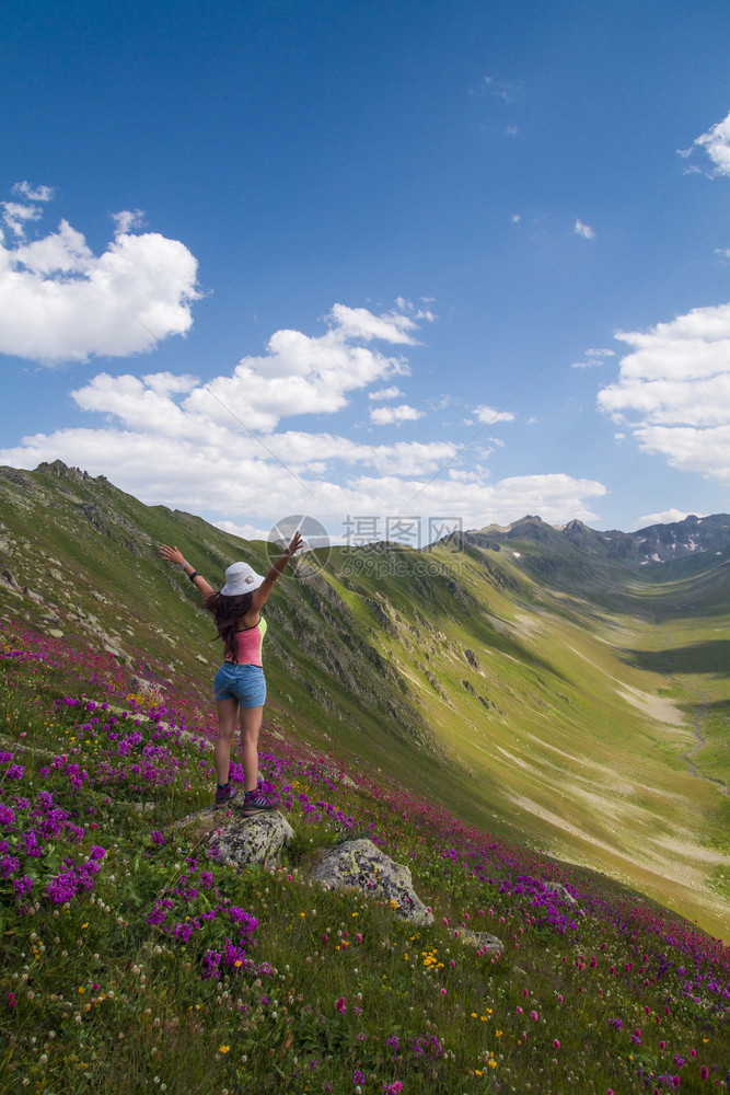 徒步旅行者当女孩自然探索者凝视山岳的时候旅行游客图片