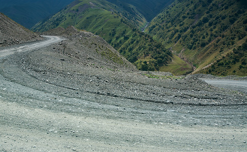吉尔斯坦西部贾拉勒阿巴德地区山公路自然天踪迹图片